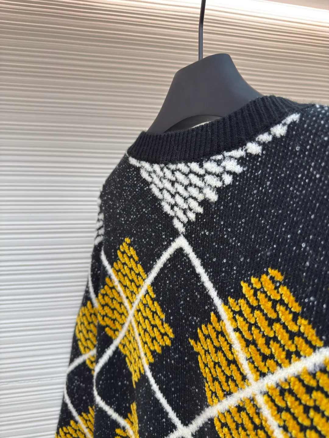 LOUIS VUITTON checkerboard checkered knitted sweater ●Authentic product: Purchased and developed for 14800 ●Item number: 1680234-B70 ●Fabric: wool blended fabric ●Technology: knitted ●Version: loose fit ●Weight: about 770 grams ●Size: XS-S-M-L ●Description: The white yarn is 50 wool special loop yarn, the black yarn is 28 count double-ply 50 wool blended yarn, the yellow yarn is 50 wool chenille, artificially finely patterned on the board, and the imported Stoll five-knitting machine is used to make the entire three-color sesame base jacquard process on the board. It is knitted using the latest wool-hanging machine. The newly knitted garment has many knots. It can be matched with the same style to create a fashionable look, and can be used in various occasions. It has customized accessories and complete three standards. It is the same style for men and women!